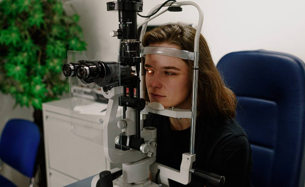 what is the typical procedure for an eye exam